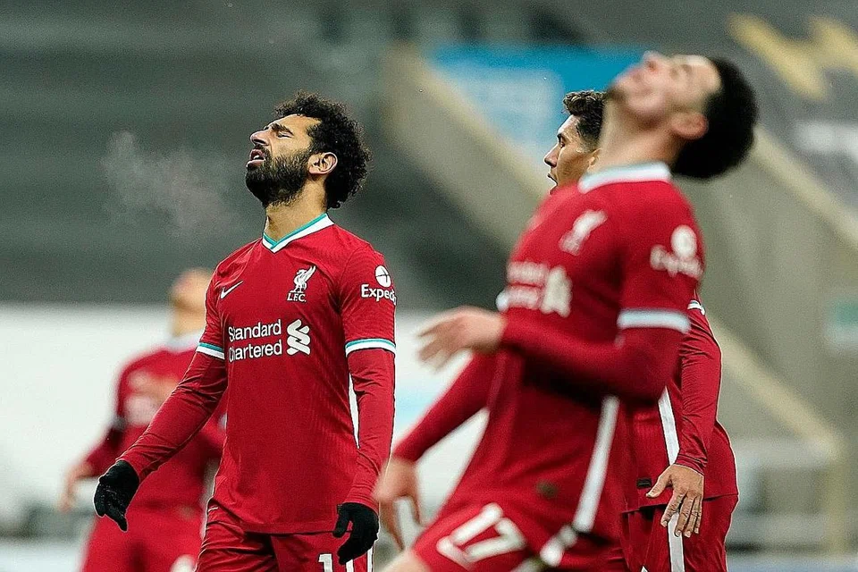 HAMPA: Mohamed Salah (kiri) dan pemain lain Liverpool tidak dapat menyembunyikan kekecewaan mereka selepas mensia-siakan beberapa peluang keemasan untuk memantapkan kedudukan pasukan mereka di tangga teratas liga. - Foto REUTERS 