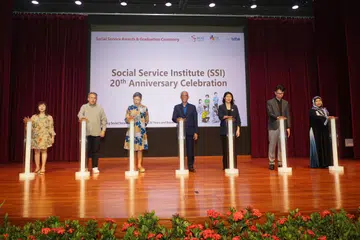RAI ULANG TAHUN: (Dari kiri) Penyelaras Jagaan Rumah Penjagaan St Margaret’s, Cik Ms Eleanor Wong; Pengurus Care Corner, Encik John Teen; Presiden NCSS, Cik Anita Fam;  Encik Masagos Zulkifli Masagos Mohamad; Ketua Pegawai Eksekutif NCSS, Cik Tan Li San; Pengarah NCSS dan Institut Perkhidmatan Sosial (SSI), Encik Lee Wee Chee; dan Eksekutif Kanan Perkhidmatan Program dan Pembelajaran SSI, Cik Rahayu Mokti, di sambutan  ulang tahun ke-20 SSI di Auditorium HDB pada Sabtu.