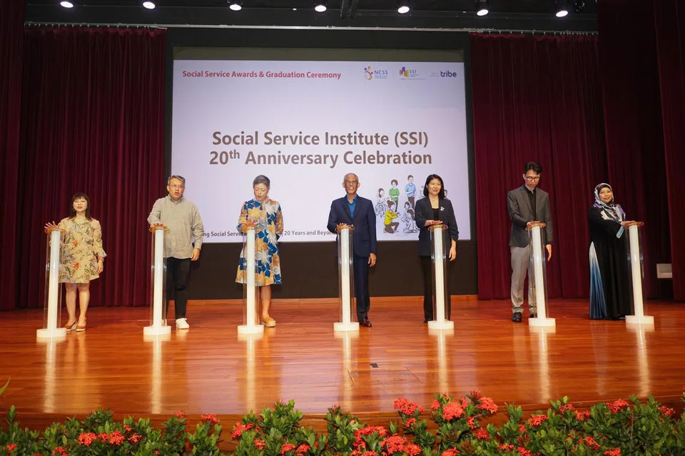 RAI ULANG TAHUN: (Dari kiri) Penyelaras Jagaan Rumah Penjagaan St Margaret’s, Cik Ms Eleanor Wong; Pengurus Care Corner, Encik John Teen; Presiden NCSS, Cik Anita Fam;  Encik Masagos Zulkifli Masagos Mohamad; Ketua Pegawai Eksekutif NCSS, Cik Tan Li San; Pengarah NCSS dan Institut Perkhidmatan Sosial (SSI), Encik Lee Wee Chee; dan Eksekutif Kanan Perkhidmatan Program dan Pembelajaran SSI, Cik Rahayu Mokti, di sambutan  ulang tahun ke-20 SSI di Auditorium HDB pada Sabtu.