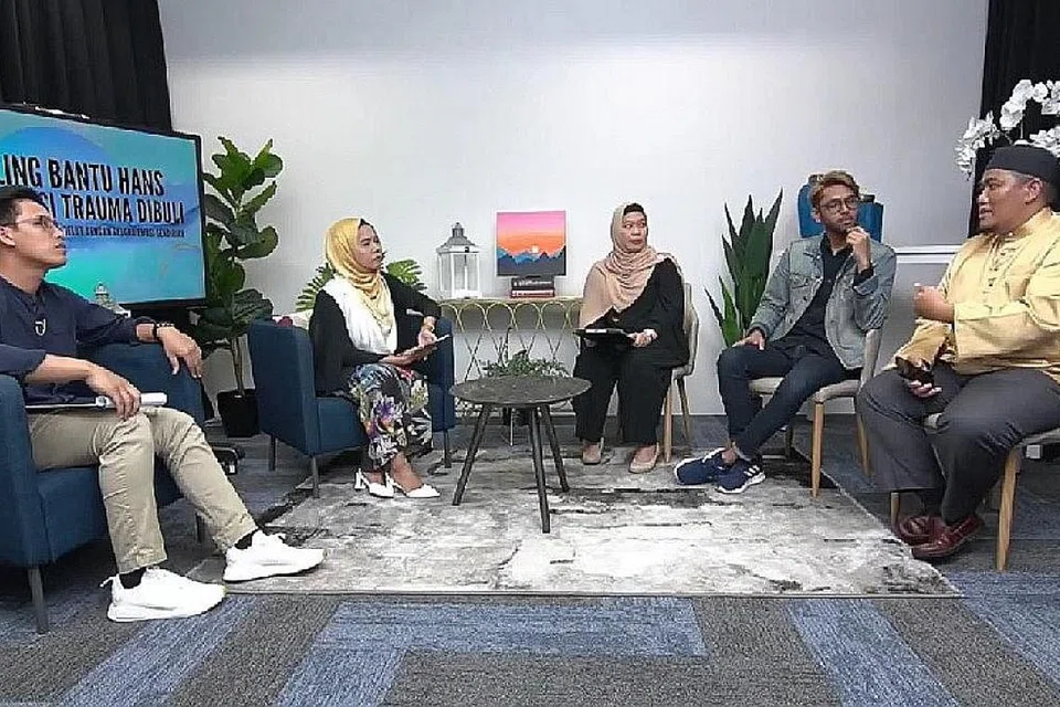 USAH SEGAN: Para tetamu yang hadir dalam FB Live Berita Harian (dari kanan) Ustaz Irwan Hadi, Hans Ashrie dan Cik Nasriah Nasir menggalak mereka yang memerlukan bantuan agar mendapatkan kaunseling jika perlu. Bersama mereka dalam sesi tersebut ialah hos (dari kiri) Ustaz Fadhly Rosli dan Cik Shahida Sarhid. - Foto TANGKAP LAYAR FACEBOOK BH