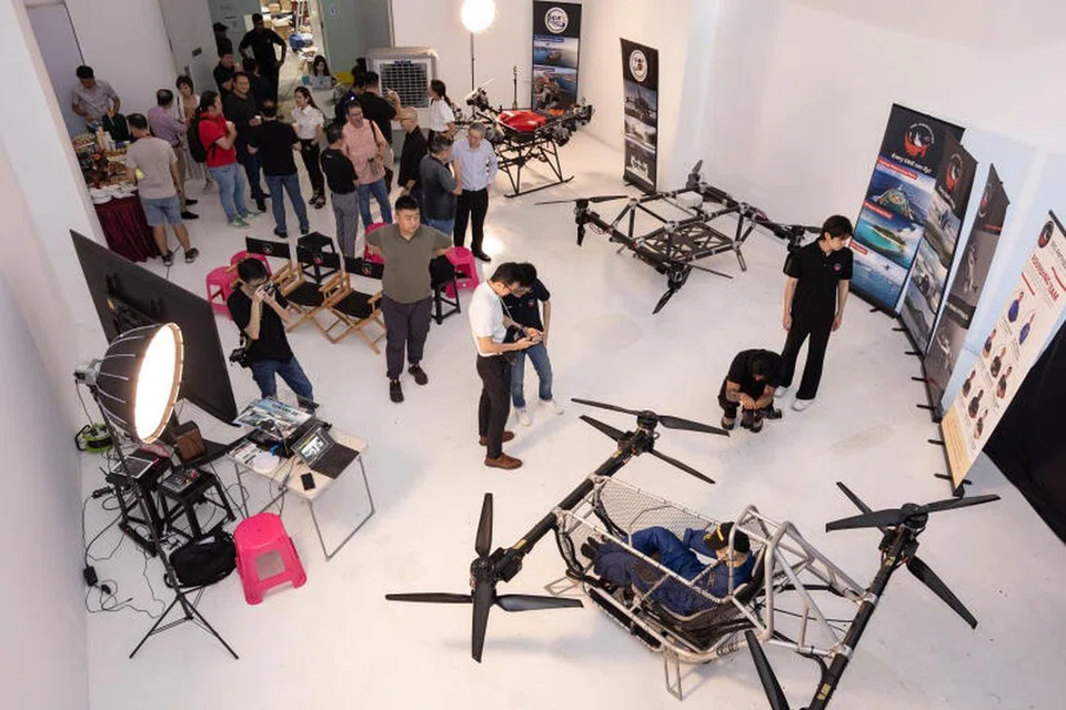 Syarikat kenderaan udara, NEO Aeronautics, telah menyelesaikan ujian penerbangan dalam bangunan untuk kenderaan penerbangan peribadi pertama Singapura, Crimson S8, pada 13 Mei di 222 Tagore Lane.