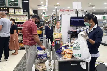 JARAK SELAMAT: Mustafa Centre dibuka semalam selepas sebulan ditutup. Kementerian Perdagangan dan Perusahaan (MTI) berkata perniagaan yang dibenarkan beroperasi semula menjelang 12 Mei nanti, mesti memastikan langkah keselamatan dilaksana untuk mengurangkan kesesakan di premis mereka dan menjaga standard kebersihan dan kebersihan yang tinggi. - Foto BH oleh ALPHONSUS CHERN