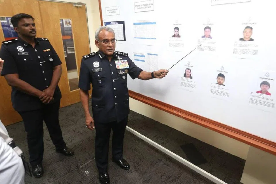 Pengarah Jabatan Siasatan Jenayah Komersial, Datuk Seri Ramli Mohamed Yoosuf (kanan), menunjukkan suspek sindiket penipuan pelaburan yang ditahan oleh Jabatan Siasatan Jenayah Komersial Bukit Aman.