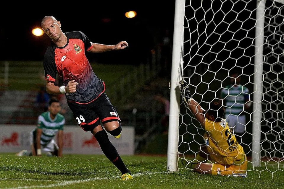 TINGGALKAN HOUGANG: Ramazotti semasa beraksi untuk Brunei DPMM pada 2016 menentang Geylang International. Pemain itu telah meninggalkan kelab barunya Hougang United untuk menyertai kelab Mexico FC Juarez tanpa membayar pampasan. - Foto fail