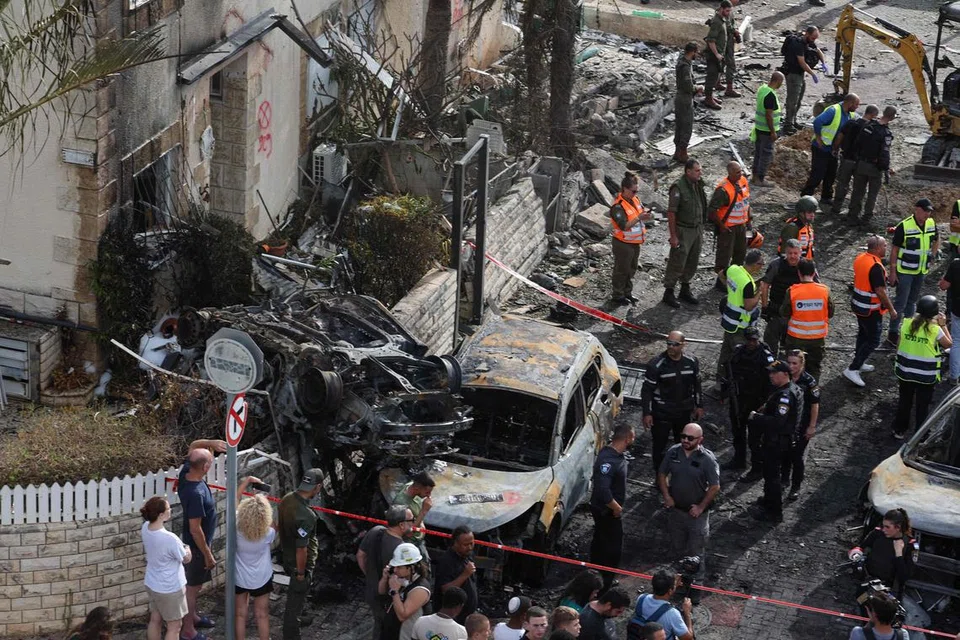 Roket yang diluncurkan Hezbollah melanda daerah Kiryat Bialik, bandar terbesar Israel di utara Haifa, menyebabkan sebuah bangunan dan beberapa kereta terbakar.