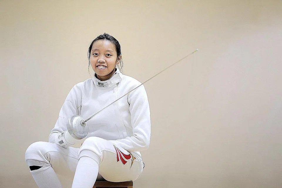 SOKONGAN LEBIH MENYELURUH: Srikandi lawan pedang negara, Kiria Tikanah Abdul Rahman (gambar atas), dan atlet boling, Jaris Goh yang masing-masing telah membawa pulang pingat dari temasya Sukan SEA Vietnam baru-baru ini merupakan antara nama yang menerima biasiswa itu tahun ini. - Foto-Foto fail
