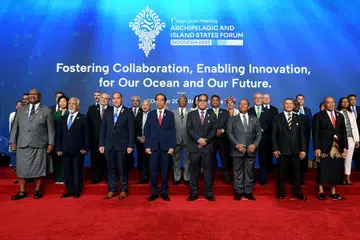 DEKLARASI ALAM SEKITAR: Presiden Indonesia, Encik Joko Widodo (barisan depan empat dari kiri), bersama-sama pemimpin negara pulau di seluruh dunia dari Saint Lucia hingga Vanuatu, Jepun hingga United Kingdom dalam sidang pleno Forum Negara-Negara Kepulauan di Bali pada Rabu.