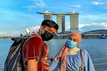 PUPUK BERJIMAT SEJAK KECIL: Alat bernama WaterBreak ini memudahkan kanak-kanak membuka paip untuk dapatkan air namun dengan perlahan mematikan paip selepas digunakan. Ia hasil kerjasama sekumpulan tiga teman daripada Politeknik Nanyang, iaitu Mohamad Khairel Mohd Ali (kiri), Syafiqah Afifah Sahri (kanan), dan Hsu Che Wei (tidak ada di dalam gambar). -- Foto PUB