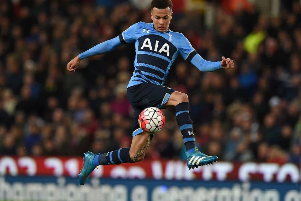 Pemain tengah Inggeris Tottenham Hotspur, Dele Alli, mengawal bola dalam proses menjaringkan gol kedua pasukannya semasa perlawanan EPL menentang Stoke City di Stadium Britannia pada Isnin, 18 April 2016