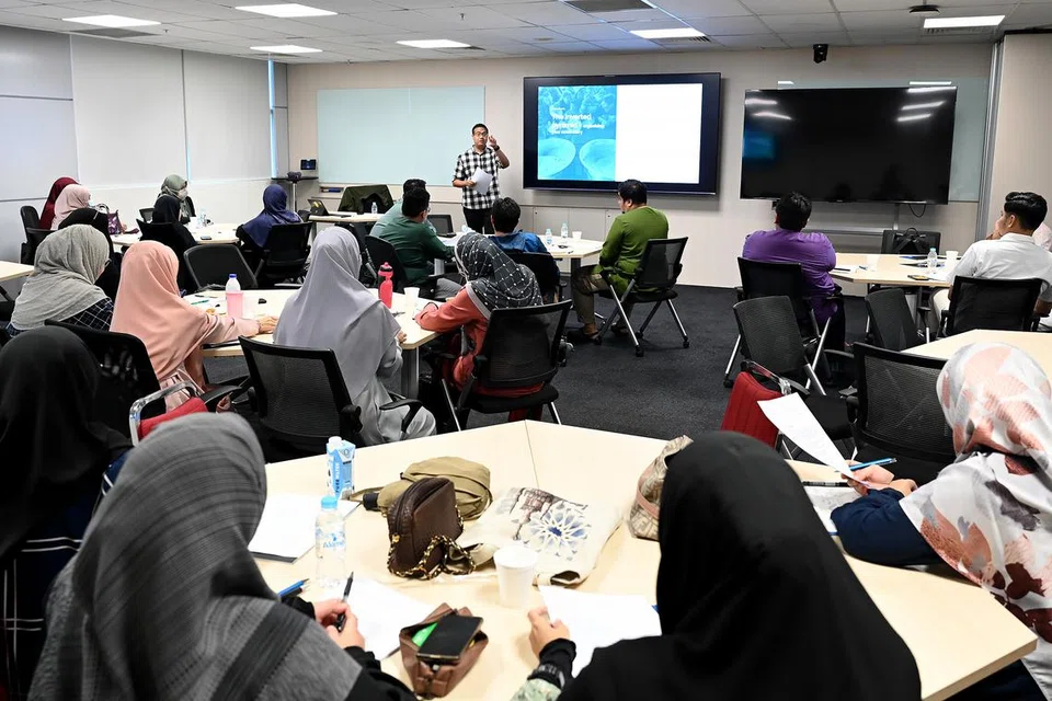 Bengkel penulisan pada 17 Februari dikendalikan oleh Timbalan Editor Berita, Encik Norman Sawi.