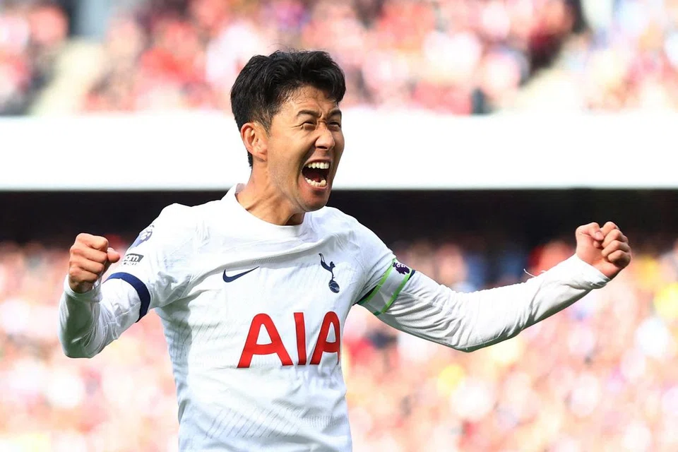 SEMANGAT JUANG: Son Heung-min membuktikan bahawa skuad Tottenham Hotspur mampu memberi saingan hebat walau sedang ketinggalan. Son menjaringkan dua gol semasa pasukannya seri 2-2 dengan Arsenal di padang lawan.  