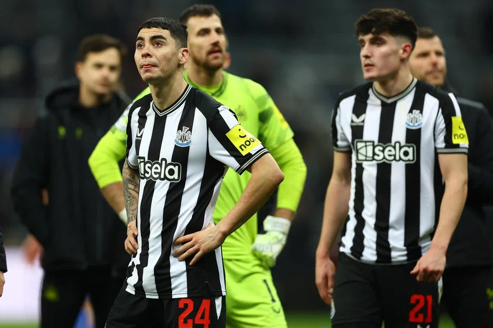 KELIHATAN MURAM: Pemain Newcastle, Miguel Almiron (kiri) dan Tino Livramento (kanan) kelihatan kecewa selepas pasukannya dikalahkan 2-1 oleh AC Milan dan tersingkir daripada Liga Juara-Juara.