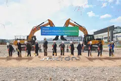 Syarikat Micron Technology merasmikan pecah tanah bagi satu kemudahan pembungkusan lanjutan memori lebar jalur tinggi (HBM) pada 8 Januari di Singapura. Antara yang hadir dalam acara tersebut ialah Naib Presiden Korporat dan Pengurus Negara Micron bagi Singapura, Encik Chen Kok Sing (dua dari kiri); Timbalan Perdana Menteri merangkap Menteri Perdagangan dan Perusahaan, Encik Gan Kim Yong (enam dari kiri); dan Presiden dan Ketua Pegawai Eksekutif (CEO) Micron, Encik Sanjay Mehrotra (enam dari kanan).