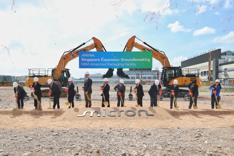 Syarikat Micron Technology merasmikan pecah tanah bagi satu kemudahan pembungkusan lanjutan memori lebar jalur tinggi (HBM) pada 8 Januari di Singapura. Antara yang hadir dalam acara tersebut ialah Naib Presiden Korporat dan Pengurus Negara Micron bagi Singapura, Encik Chen Kok Sing (dua dari kiri); Timbalan Perdana Menteri merangkap Menteri Perdagangan dan Perusahaan, Encik Gan Kim Yong (enam dari kiri); dan Presiden dan Ketua Pegawai Eksekutif (CEO) Micron, Encik Sanjay Mehrotra (enam dari kanan).