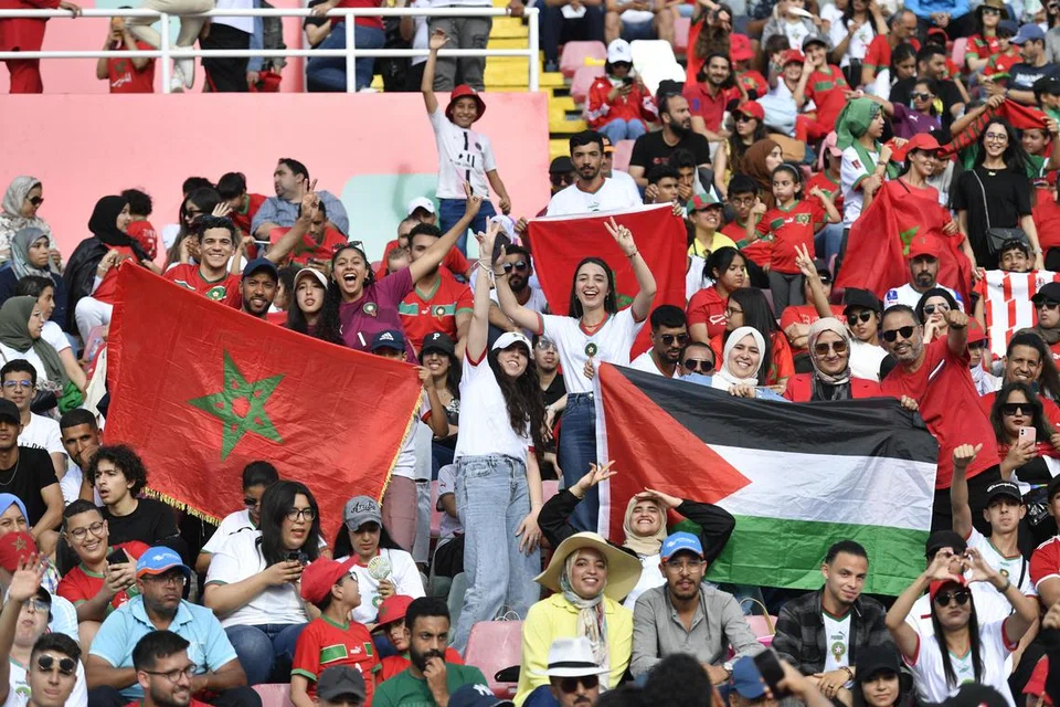 KIAN KETARA: Penyokong pasukan bola sepak Maghribi berpesta semasa menyaksikan perlawanan persahabatan antara Maghribi dengan Cape Verde di Stadium Moulay Abdellah di Rabat baru-baru ini. Pengaruh Arab dalam bola sepak dunia kian ketara, dengan Piala Dunia di Qatar menjadi pemangkin. 