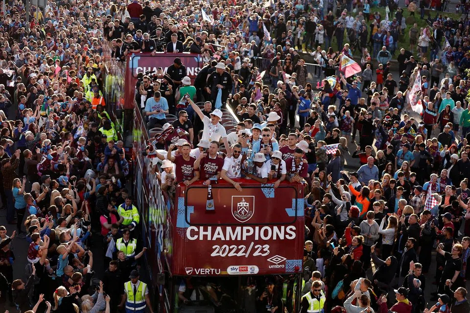 SAMBUT KEMENANGAN: Para pemain Burnley berarak selepas memenangi liga Championship pada Mei 2023.