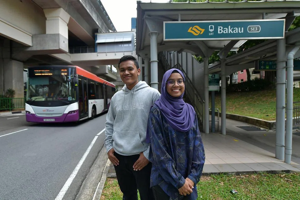 LEBIH PENJIMATAN: Bagi Encik Fazil Akram Dereinda dan kakaknya, Cik Marsya Fakhira Dereinda, konsesi tambang bagi pelajar politeknik dan rangkaian MRT yang dekat dengan rumah sangat dialu-alukan dalam usaha mereka mengekalkan kos pengangkutan yang lebih dimampui. - Foto BH oleh NG SOR LUAN