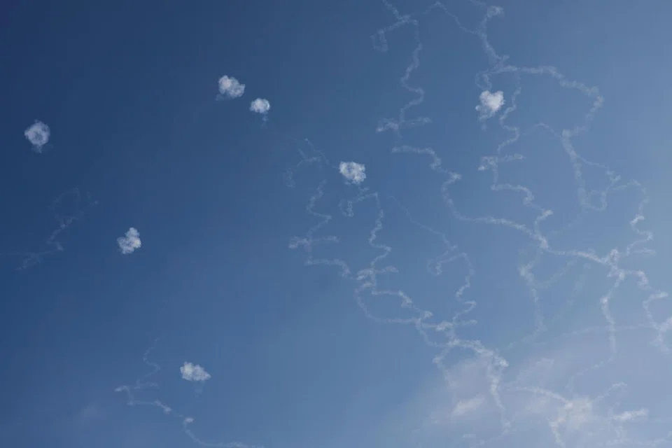 Sistem antipeluru berpandu Iron Dome Israel memintas roket yang dilancarkan dari Lebanon ke arah Israel, di tengah-tengah permusuhan rentas sempadan antara Hezbollah dengan Israel, seperti yang dilihat dari Haifa, utara Israel, pada 27 September. 