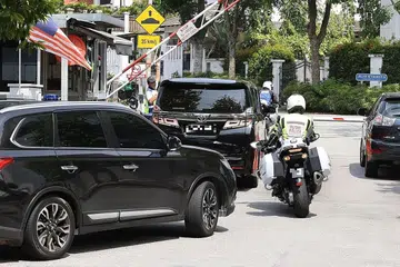 ADAKAN PERTEMUAN: Beberapa kenderaan yang membawa menteri dan pegawai kanan kerajaan dilihat memasuki kediaman Tan Sri Muhyiddin di Bukit Damansara pagi semalam (atas). - Foto THE STAR