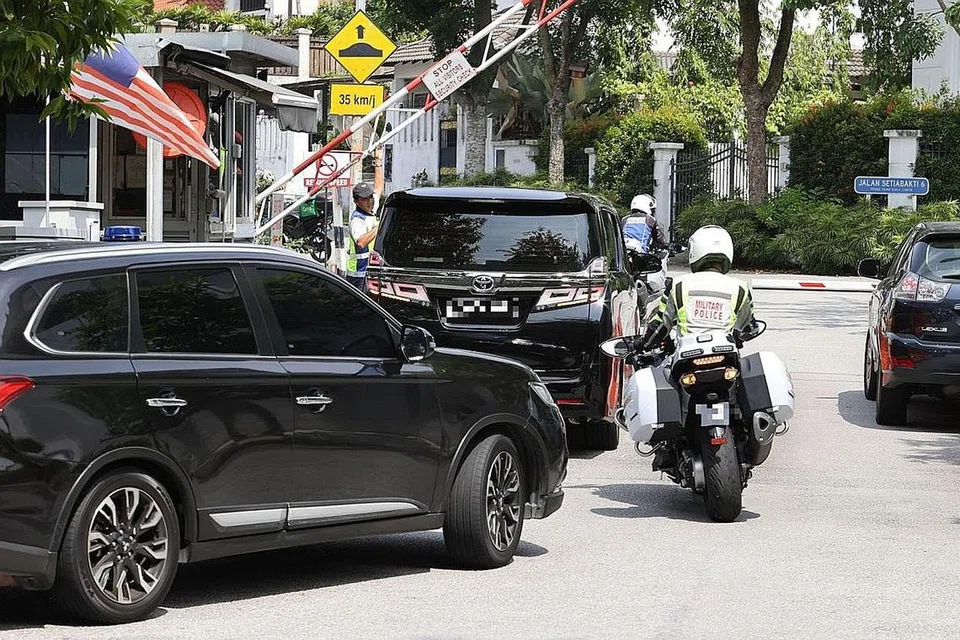 ADAKAN PERTEMUAN: Beberapa kenderaan yang membawa menteri dan pegawai kanan kerajaan dilihat memasuki kediaman Tan Sri Muhyiddin di Bukit Damansara pagi semalam (atas). - Foto THE STAR