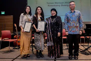 DILANTIK SEBAGAI TEMAN WARISAN: Cik Nur Shireen Marican (kiri), dan Cik Rosemainy Buang (dua dari kiri), bersama tetamu terhormat, Cik Som Said (dua dari kanan), dan Pengerusi MHF, Encik Nurshahril Saat, bergambar semasa Hari Warisan anjuran MHF semalam. - Foto BM oleh NUR DIYANA TAHA