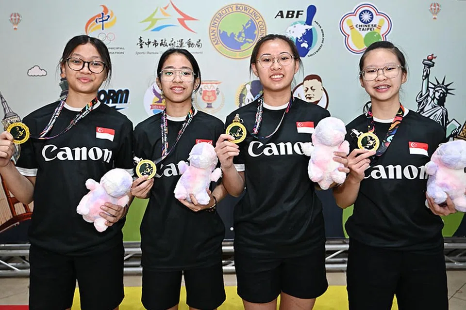 MUNCUL JUARA: Nur Irdina Hazly (dua dari kiri) memenangi pingat emas bagi acara berpasukan wanita bersama (dari kiri) Nura Zulkifli, Shirlene Wong dan Lim Shi En di Kejohanan Boling Antara Bandar Asia. 