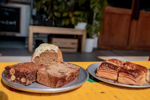 Hazelnut Brownies, Spelt Lime Buttermilk Cake dan Banana Bread (kiri) , dan Sourdough Smoked Cheddar (kanan).