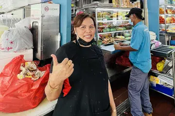 PELUANG LEBIH LUAS: Cik Siti Walidah tidak sabar menanti manfaat pembinaan stesen kereta api berhampiran supaya pelanggan dapat singgah ke gerainya di Pusat Makanan Ayer Rajah. - Foto BH oleh HAKIM YUSOF