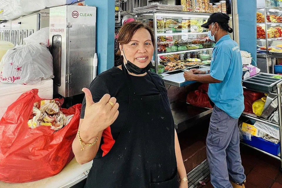 PELUANG LEBIH LUAS: Cik Siti Walidah tidak sabar menanti manfaat pembinaan stesen kereta api berhampiran supaya pelanggan dapat singgah ke gerainya di Pusat Makanan Ayer Rajah. - Foto BH oleh HAKIM YUSOF