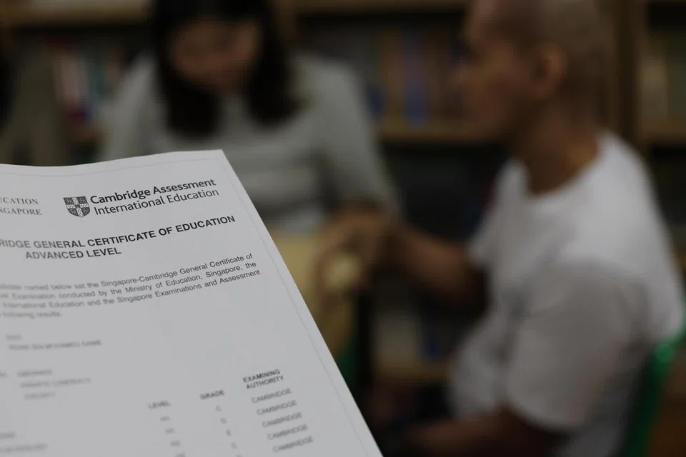 ‘Adam’ gembira menerima keputusan peperiksaan Sijil Am Pelajaran (GCE) peringkat ‘A’, dan lulus dalam kesemua mata pelajaran yang diambilnya 