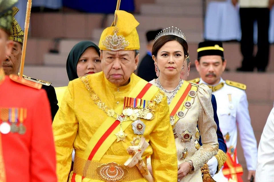 BERI PERINGATAN: Sultan Sharafuddin Idris Shah (berbaju kuning) menzahirkan kebimbangan masjid menjadi punca perbalahan politik itu akan memecah belah umat Islam khususnya orang Melayu jika budaya itu tidak dibendung semasa Istiadat Pembukaan Mesyuarat Pertama Penggal keenam Dewan Negeri Selangor - Foto FACEBOOK SELANGOR ROYAL OFFICE