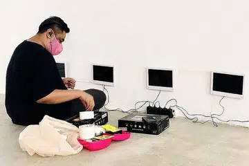 CEPAT SESUAIKAN DIRI: Encik Ezzam Rahman segera menyesuaikan kerja seninya pada tuntutan pameran norma baru malah berusaha menyajikan siri video dan pemasangan foto yang mengisahkan tentang hubungan terputus dalam pameran 'The Hours After' di Gillman Barracks. - Foto ihsan EZZAM RAHMAN/FAIL