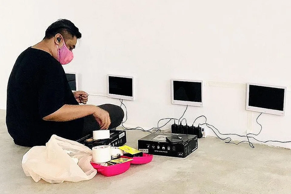 CEPAT SESUAIKAN DIRI: Encik Ezzam Rahman segera menyesuaikan kerja seninya pada tuntutan pameran norma baru malah berusaha menyajikan siri video dan pemasangan foto yang mengisahkan tentang hubungan terputus dalam pameran 'The Hours After' di Gillman Barracks. - Foto ihsan EZZAM RAHMAN/FAIL