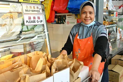 Sebelum bekerja sebagai seorang penjaja selama 10 tahun, tidak pernah terdetik dalam benak fikirannya yang beliau akan menguruskan sebuah gerai nasi lemak.  