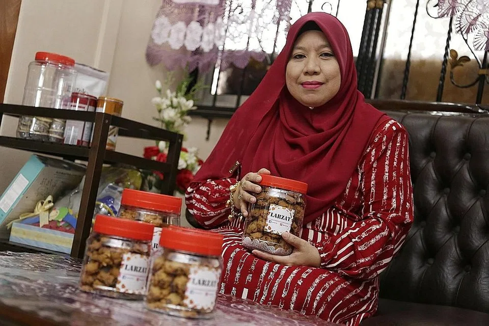 KONGSI GEMBIRA: Meskipun Cik Jamilah tidak menyambut CNY, beliau tetap membuat kuih untuk diagihkan kepada rakan-rakan dan jiran tetangga. - Foto BH oleh AZMI ATHNI