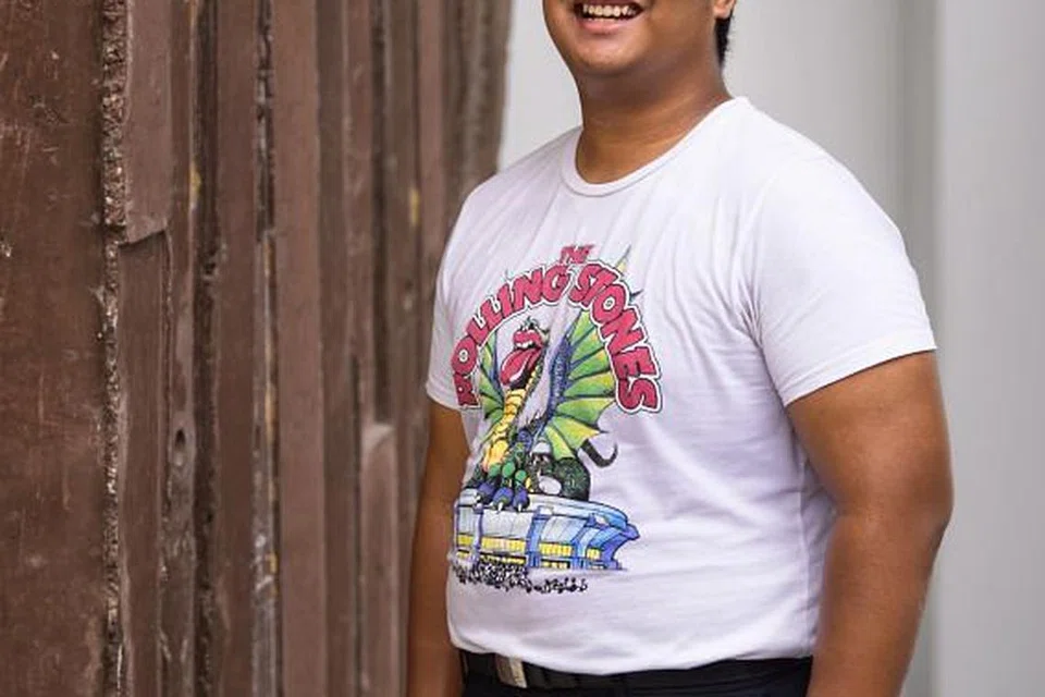 MINAT MENDALAM: Nur Izad Hamzah Azman (gambar atas) bermain alat instrumen tuba semasa satu persembahan sekolah. - Foto SOTA