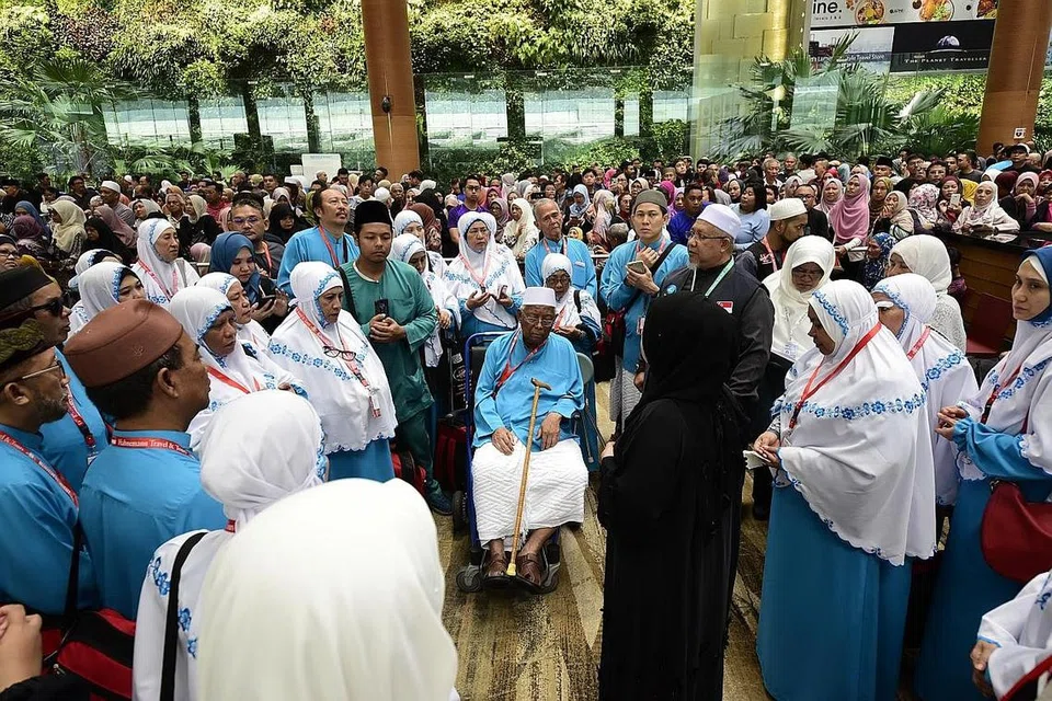 RAIKAN JEMAAH: Anggota keluarga dan sahabat-handai memenuhi Terminal 2 dan 3 Lapangan Terbang Changi Sabtu lalu bagi menghantar jemaah berangkat ke tanah Suci untuk menunaikan ibadat haji. - Foto BH oleh DIOS VINCOY JR