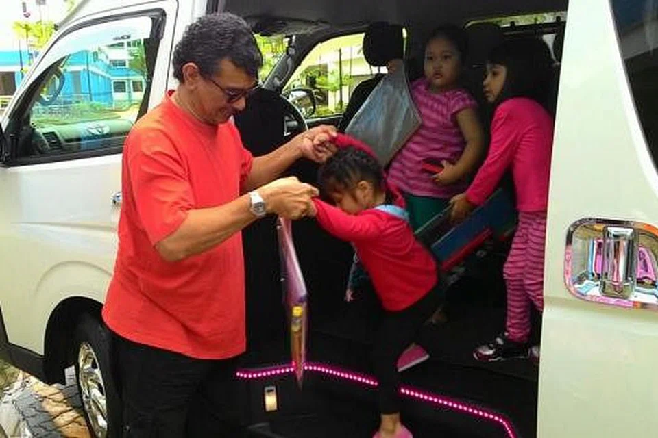 GEMBIRA DAPAT BERBAKTI: Encik Abdullah mengambil dan menghantar kanak-kanak ke kelas pengayaan Inisiatif Celik bagi Kesaksamaan dari rumah mereka di Jalan Kayu ke Guthrie Building di Changi Road. - Foto LIFE