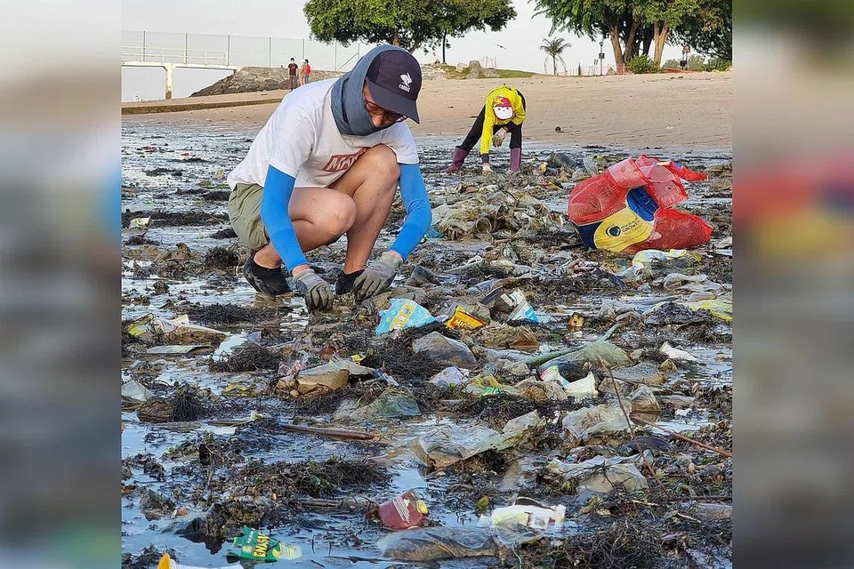 SAMPAH TERKUMPUL: Antara sampah yang dijumpai semasa aktiviti pembersihan pantai yang dianjurkan oleh pertubuhan Stridy. 