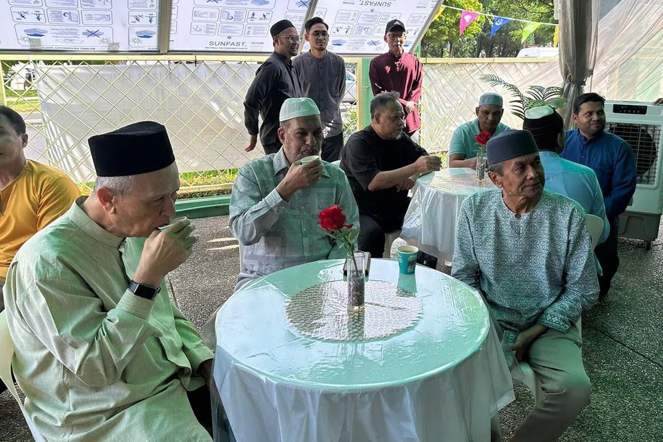 HADIR BERSAMA: Mantan Pengerusi Masjid Ar-Raudhah, Encik Shuhaimi Maridin (kiri; bersongkok hitam); Penolong Bendahari Masjid Ar-Raudhah, Encik Muhammad Peri (tengah); dan Bilal Masjid Ar-Raudhah, Encik Hussein Dolah (kanan) turun memberi sokongan semasa pelancaran Sudut Mesra Jemaah, atau ‘Jemaah Friendly Corner’, Ar-Raudhah pada 16 September lalu bertempat di Masjid Ar-Raudhah.