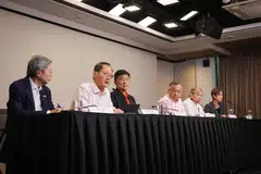 (Dari kiri) Presiden Persekutuan Majikan Kebangsaan Singapura (Snef), Encik Tan Hee Teck; Menteri Tenaga Manusia,  Dr Tan See Leng; Setiausaha Agung Kongres Kesatuan Sekerja Kebangsaan (NTUC), Encik Ng Chee Meng; Timbalan Perdana Menteri, Encik Gan Kim Yong; Pengerusi Persekutuan Perniagaan Singapura (SBF), Encik Teo Siong Seng; dan Menteri Penerangan dan Pembangunan Digital, Cik Josephine Teo, dalam sidang media pada 10 Julai. 