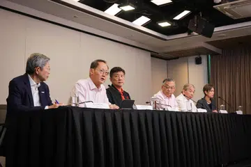 (Dari kiri) Presiden Persekutuan Majikan Kebangsaan Singapura (Snef), Encik Tan Hee Teck; Menteri Tenaga Manusia,  Dr Tan See Leng; Setiausaha Agung Kongres Kesatuan Sekerja Kebangsaan (NTUC), Encik Ng Chee Meng; Timbalan Perdana Menteri, Encik Gan Kim Yong; Pengerusi Persekutuan Perniagaan Singapura (SBF), Encik Teo Siong Seng; dan Menteri Penerangan dan Pembangunan Digital, Cik Josephine Teo, dalam sidang media pada 10 Julai. 