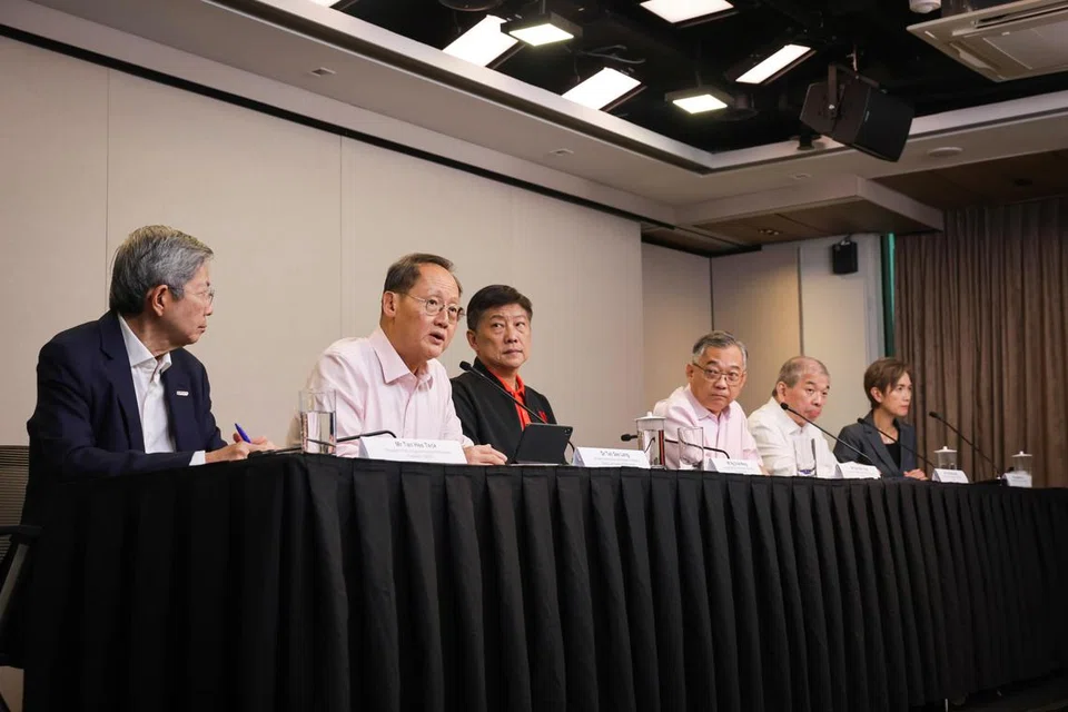 (Dari kiri) Presiden Persekutuan Majikan Kebangsaan Singapura (Snef), Encik Tan Hee Teck; Menteri Tenaga Manusia,  Dr Tan See Leng; Setiausaha Agung Kongres Kesatuan Sekerja Kebangsaan (NTUC), Encik Ng Chee Meng; Timbalan Perdana Menteri, Encik Gan Kim Yong; Pengerusi Persekutuan Perniagaan Singapura (SBF), Encik Teo Siong Seng; dan Menteri Penerangan dan Pembangunan Digital, Cik Josephine Teo, dalam sidang media pada 10 Julai. 