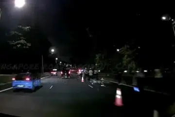 Rakaman video yang dimuat naik kumpulan Facebook Singapore roads accident.com menunjukkan sebuah motosikal remuk di jalan raya, dengan khemah biru dan beberapa serpihan kelihatan berhampiran.