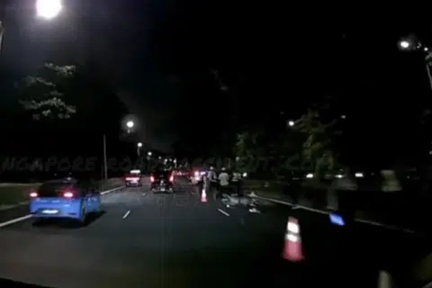 Rakaman video yang dimuat naik kumpulan Facebook Singapore roads accident.com menunjukkan sebuah motosikal remuk di jalan raya, dengan khemah biru dan beberapa serpihan kelihatan berhampiran.