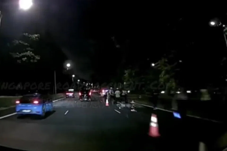 Rakaman video yang dimuat naik kumpulan Facebook Singapore roads accident.com menunjukkan sebuah motosikal remuk di jalan raya, dengan khemah biru dan beberapa serpihan kelihatan berhampiran.