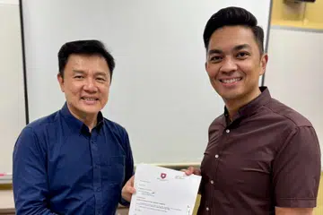 Encik Didicazli Ismail (kanan), bersama pengetua Sekolah Menengah Dunman Encik Toh Thiam Chye (kiri)