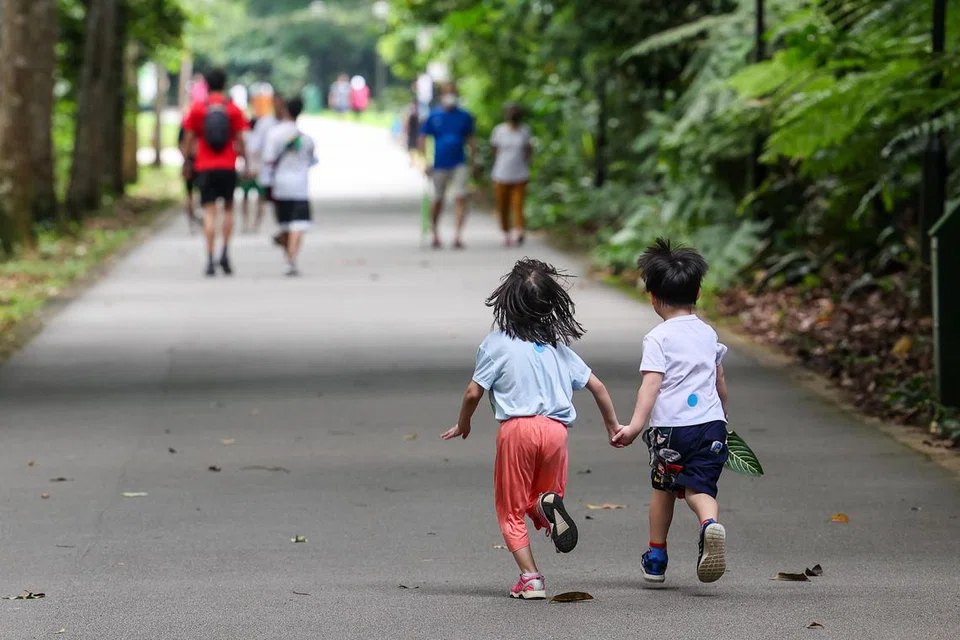 Ibu bapa boleh menetapkan rutin harian untuk anak dengan membuat jadual yang merangkumi waktu biasa untuk makan, tidur siang dan melakukan kegiatan lain seperti bermain.