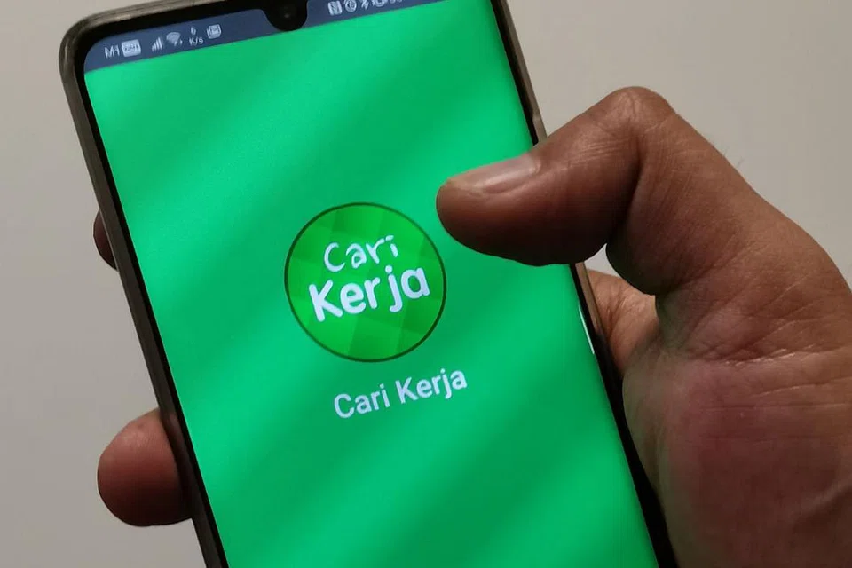 BANTUAN CARI KERJA: Mendaki melancarkan aplikasi 'CariKerja' untuk membantu mereka yang mencari pekerjaan melayari dan memohon pekerjaan yang tersedia. - Foto fail