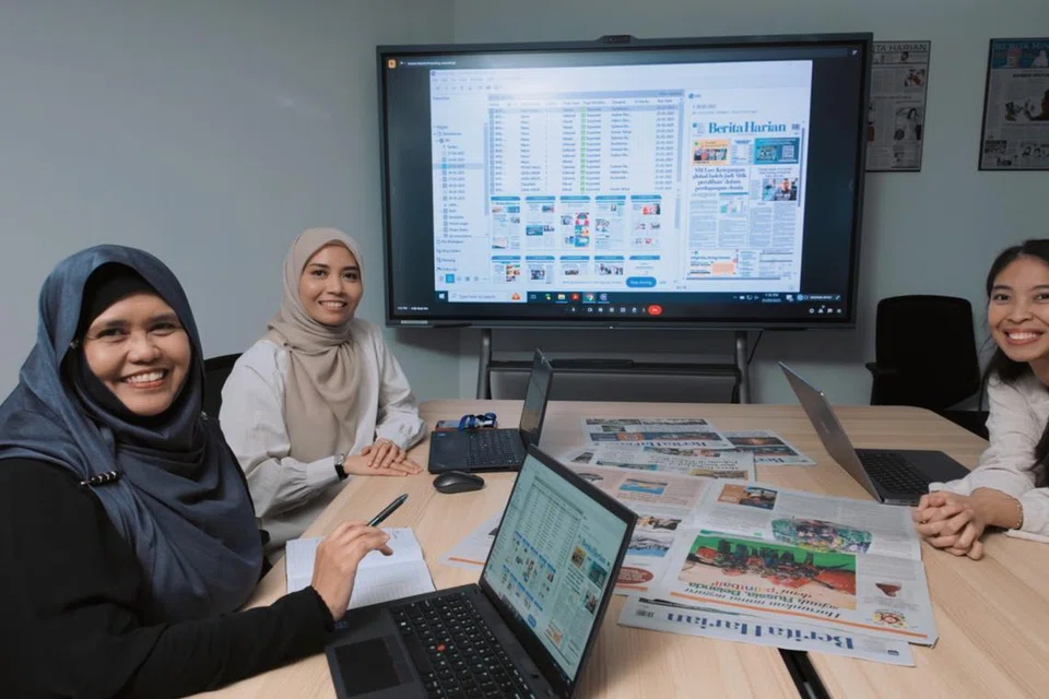 Staf Berita Harian, (dari kiri) Timbalan Editor Cetak, Cik Hasleen Bachik; penyunting, Cik Nurfahruriza Ismail; dan wartawan visual, Cik Iffah Qistina.